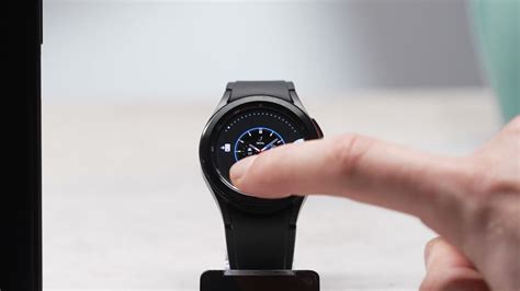 Galaxy Watch4: Informationen auf dem Ziffernblatt einrichten.